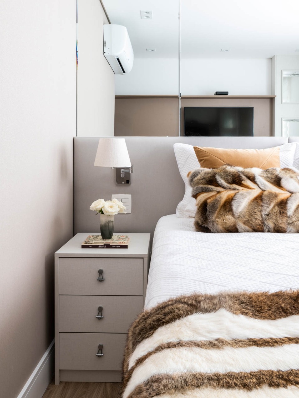 Arandela na cabeceira de cama