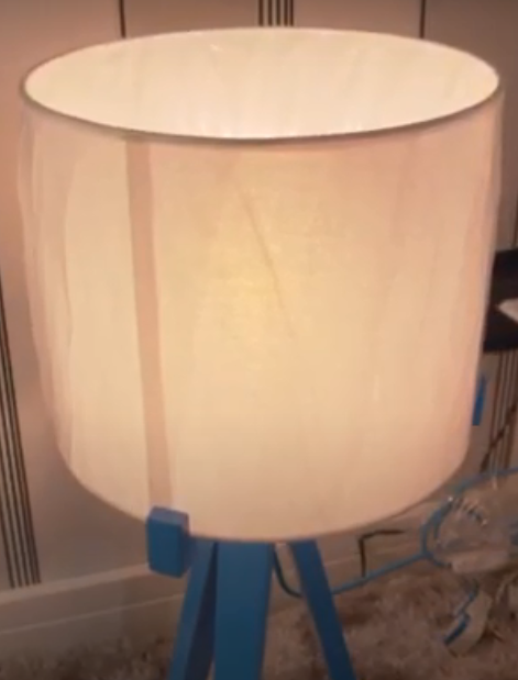 Abajur com lâmpada bulbo leitoso