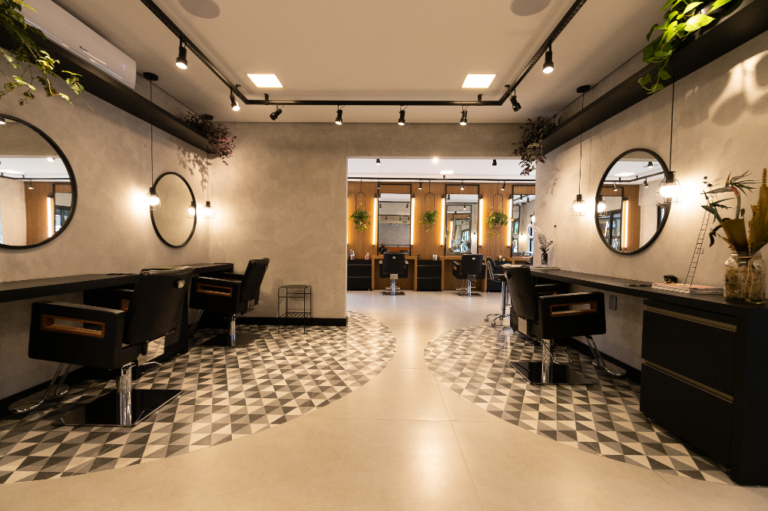 A iluminação ideal para salão de beleza e barbearia – Empório Luz