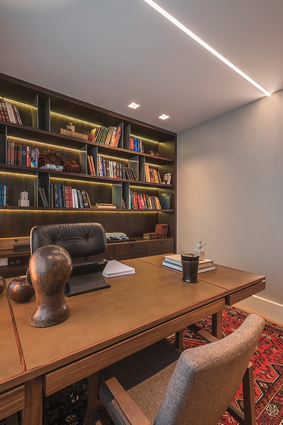 Perfil de LED em escritório