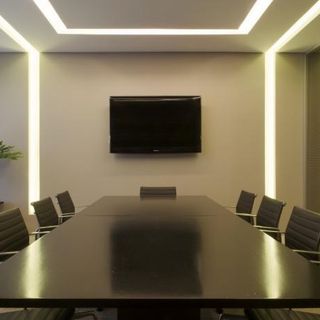 Perfil de LED em sala de espera