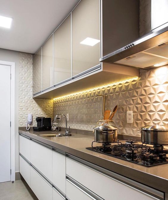 Fita de LED no armário