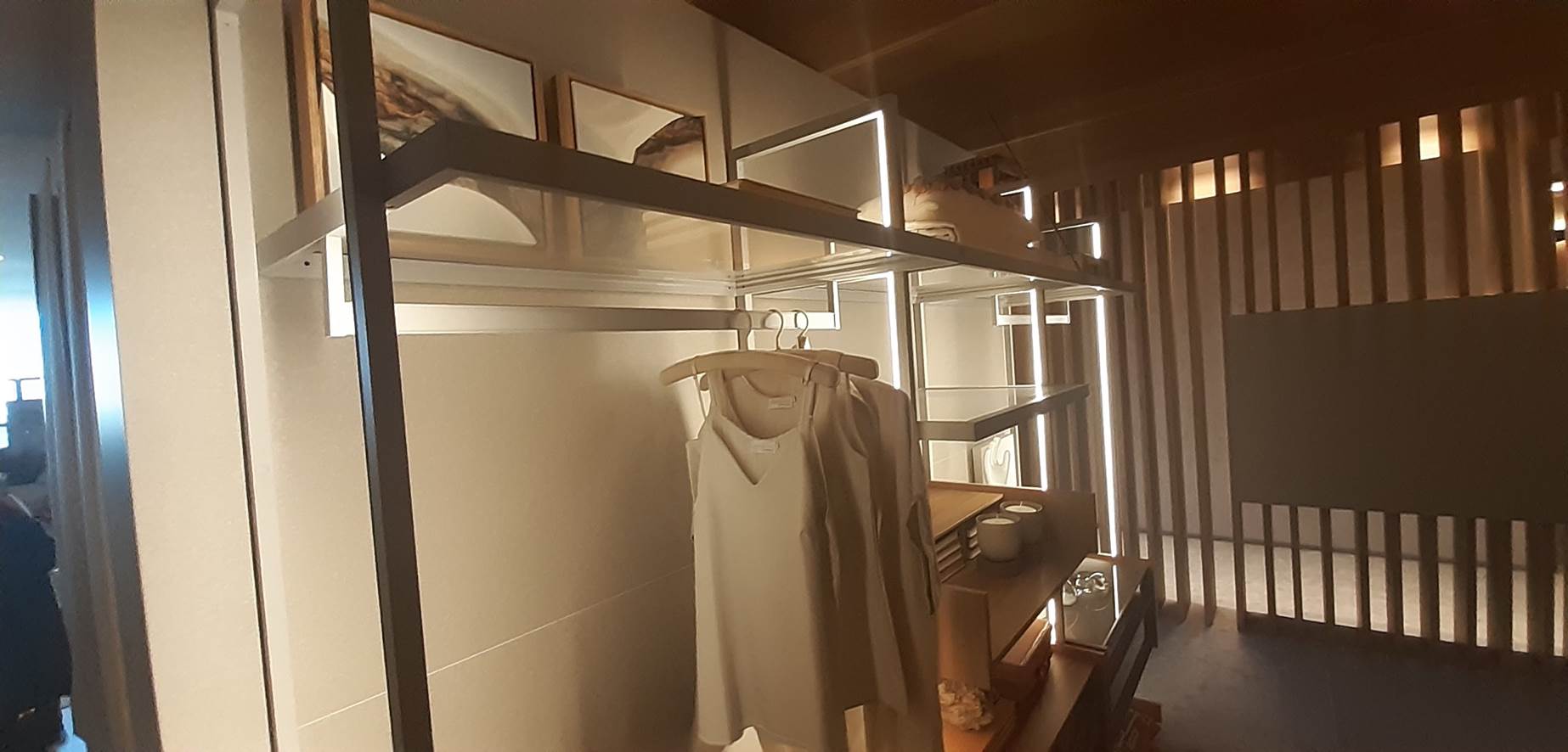 Perfil de LED em Closet