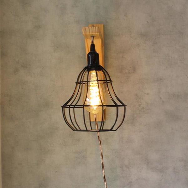 Arandela aramada com madeira e ferro