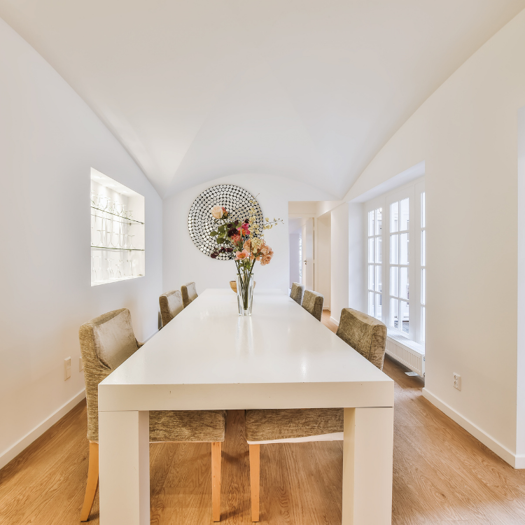 Sala de Jantar Minimalista com Portas e Janelas de Vidro e Detalhes Rústicos