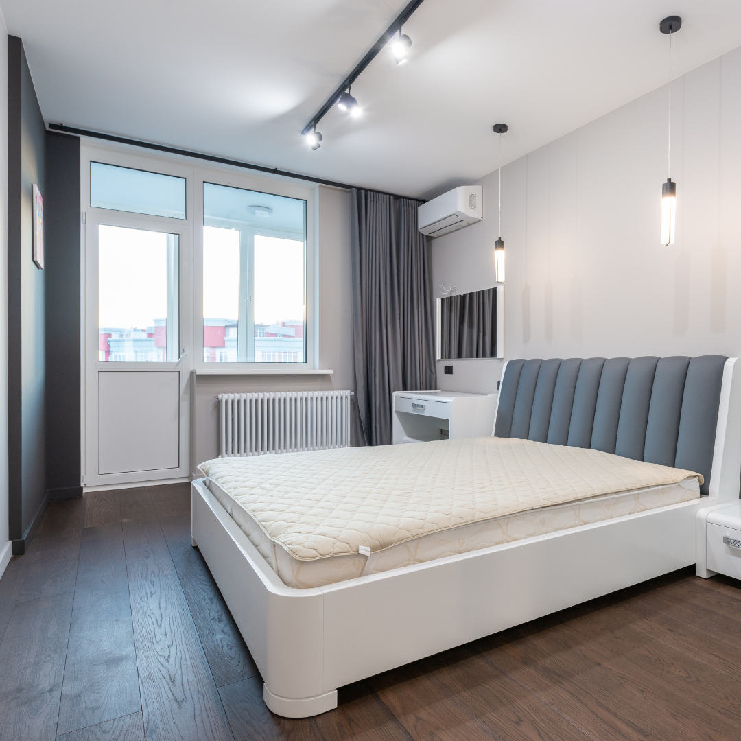 Quarto com iluminação fria