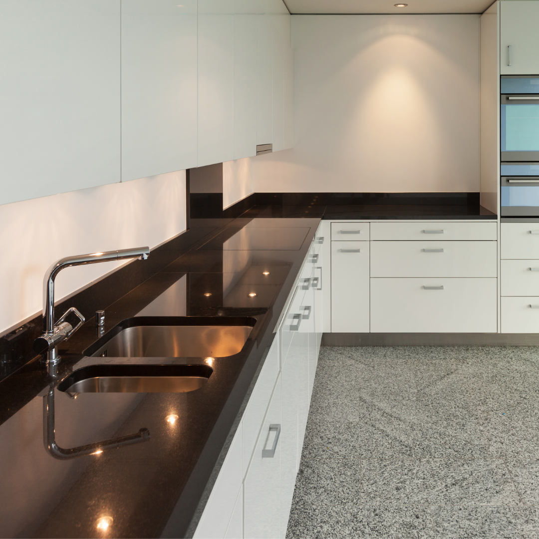 Spots refletindo sobre a pedra da pia