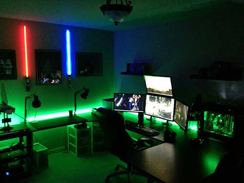 Lâmpadas tubulares em quarto gamer