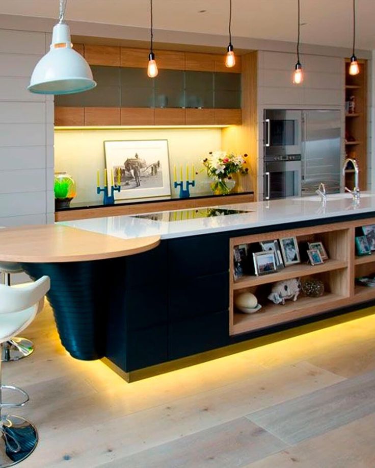 Fita de LED decorando o piso embaixo da bancada - Fonte Pinterest