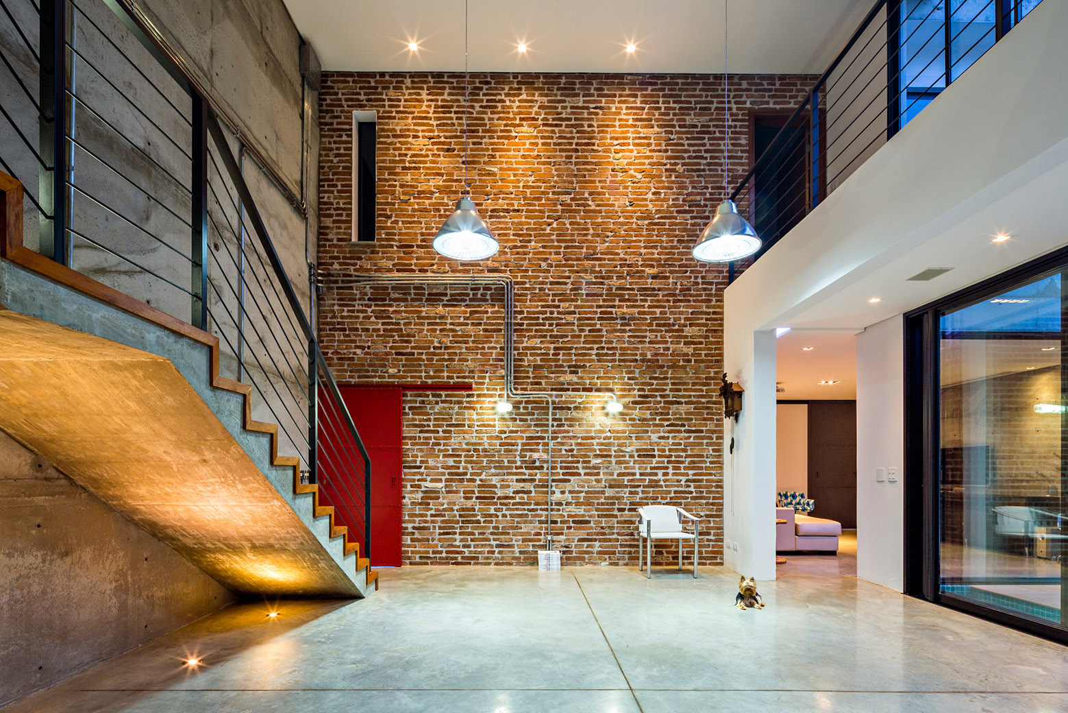 Iluminação de piso em pé direito duplo - Fonte Blog light designer