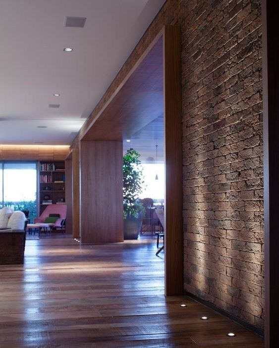 Iluminação de piso evidenciando as texturas de parede - Fonte Pinterest