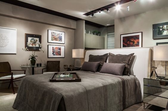 Trilhos de iluminação no quarto - Fonte Pinterest