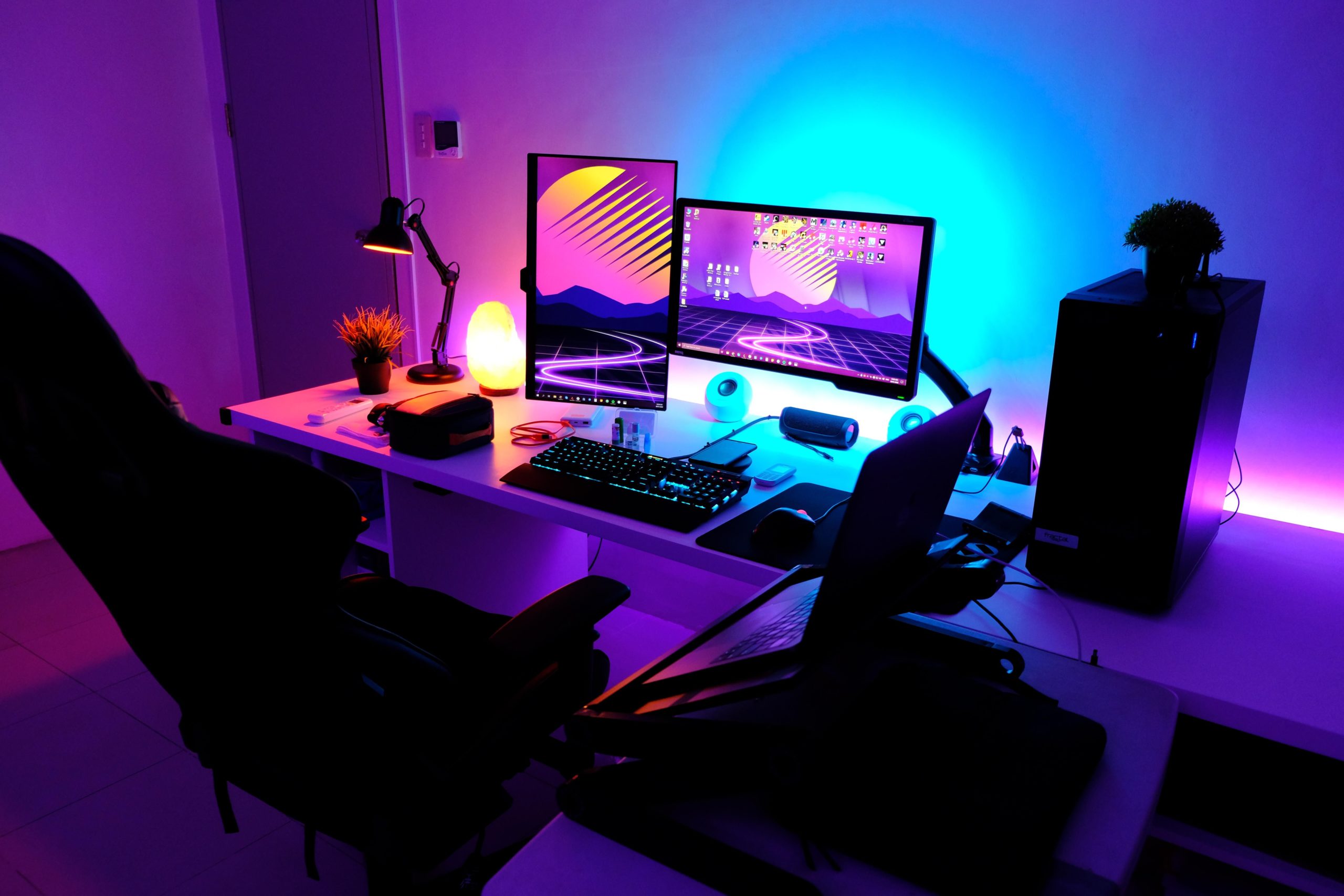 Luminária de mesa em ambiente gamer