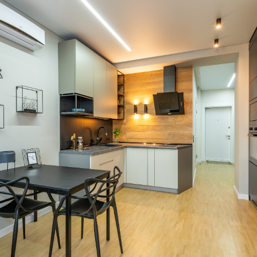 Iluminação e decoração em apartamento de solteiro